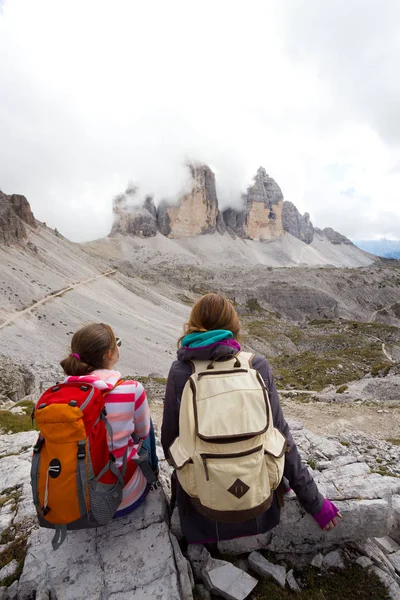 Turisztikai lány a Dolomitok — Stock Fotó