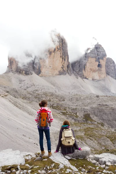 Touristenmädchen in den Dolomiten — Stockfoto