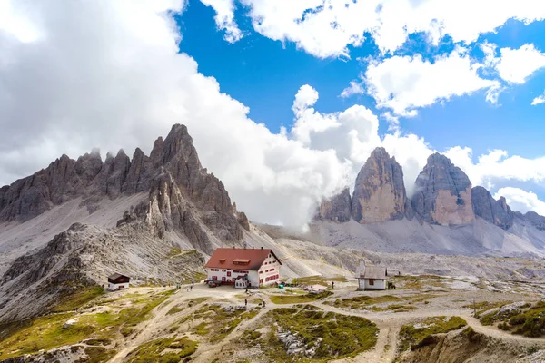 Rifugio hoog in de bergen van de Dolomieten — Stockfoto