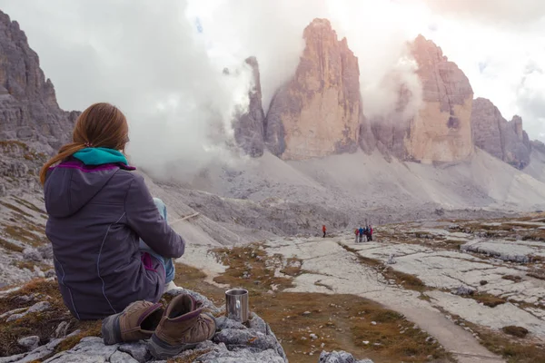 Turisztikai lány a Dolomitok — Stock Fotó