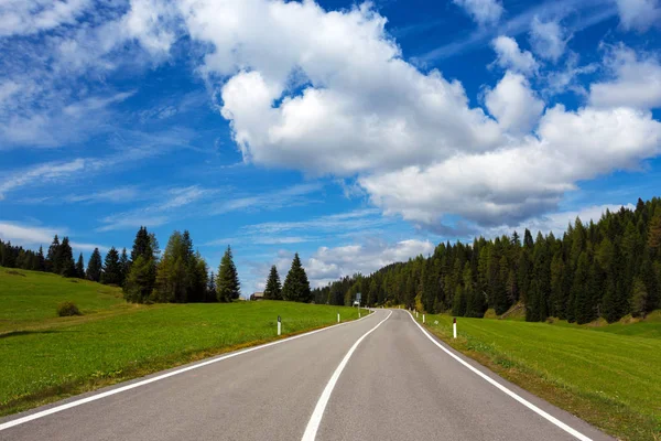 Горная дорога и голубое небо — стоковое фото