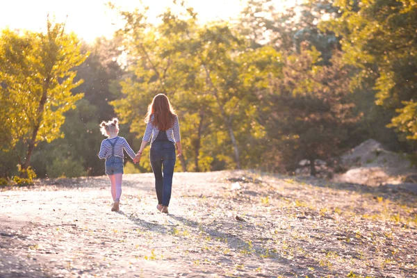 Mor och dotter på en promenad — Stockfoto