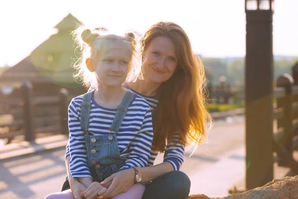 Madre e hija en un paseo — Stok fotoğraf