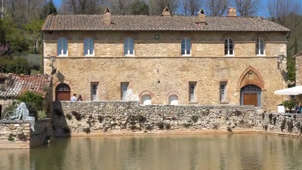 Oude thermisch resort in Toscane Bagno Vignoni at de Italië — Stockvideo