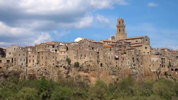 View of famous italian town Pitigliano from the viewpoint — Stock Video