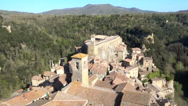 Dächer der berühmten mittelalterlichen italienischen Stadt Sorano — Stockvideo