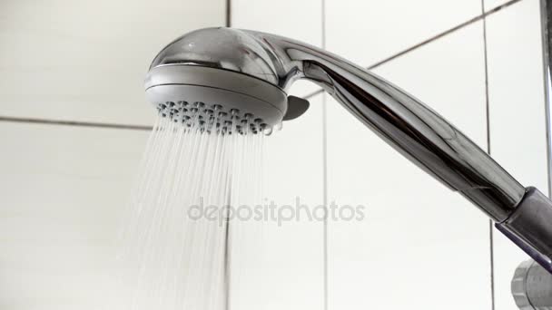 Agua que fluye de la ducha del baño de cerca — Vídeo de stock