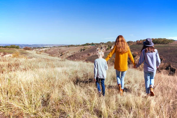 Glückliche Familie - Mutter und zwei Töchter — Stockfoto