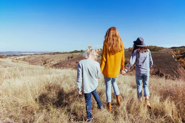 Szczęśliwa rodzina - Mama i dwie córki: — Zdjęcie stockowe