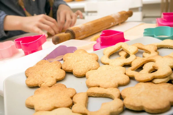 小女孩让 cookie 在厨房里 — 图库照片