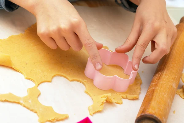 Petite fille fait un cookie dans la cuisine — Photo