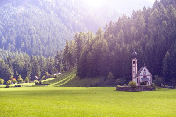 Chiesa di San Giovanni sulle Dolomiti — Foto Stock