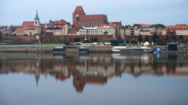 Панорамный вид на город Торунь на берегу реки Вислы — стоковое видео