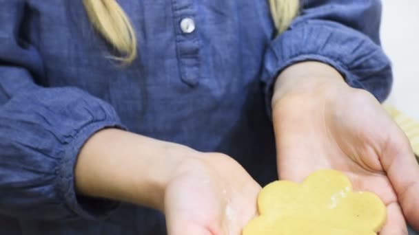 Menina faz um biscoito na cozinha — Vídeo de Stock