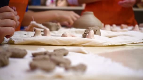 Детские руки делают глиняную керамику — стоковое видео