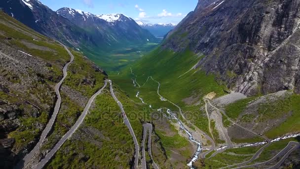 Vista aérea da mundialmente famosa estrada de montanha Trollstigen — Vídeo de Stock