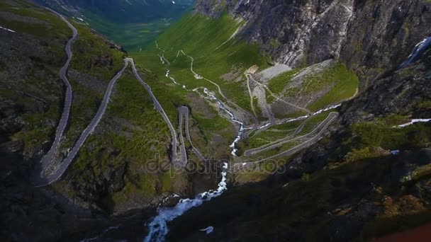 Vista aérea del mundialmente famoso camino de montaña Trollstigen — Vídeo de stock