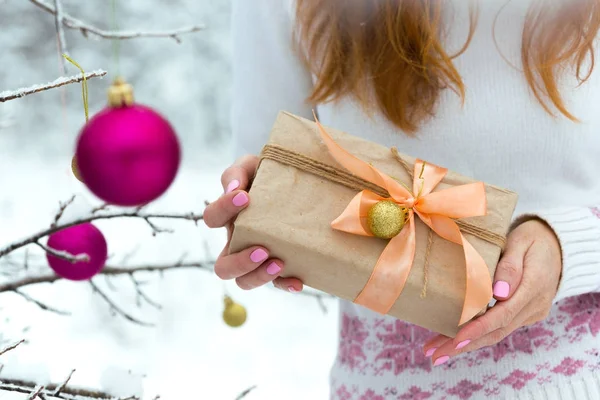 Fille tenant des cadeaux dans les mains — Photo