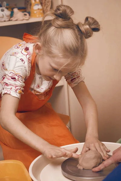 Meisje in een pottenbakkerij — Stockfoto