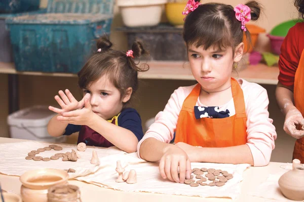 Dwie dziewczyny w pracowni ceramiki — Zdjęcie stockowe