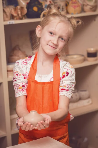 陶器のワーク ショップの女の子 — ストック写真