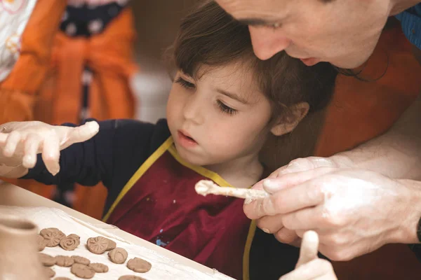 Klein meisje in een pottenbakkerij — Stockfoto