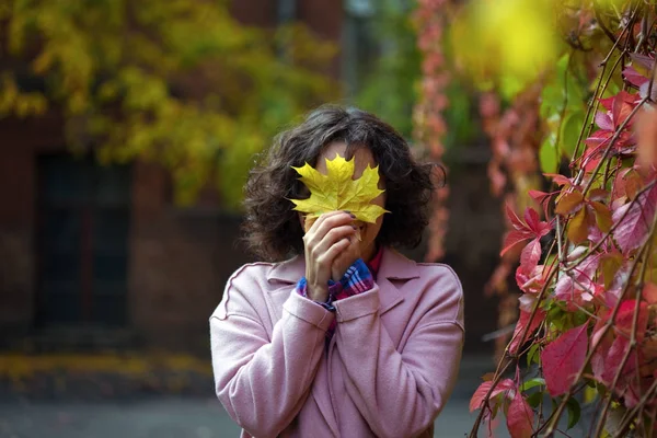 Девушка держит желтый лист — стоковое фото