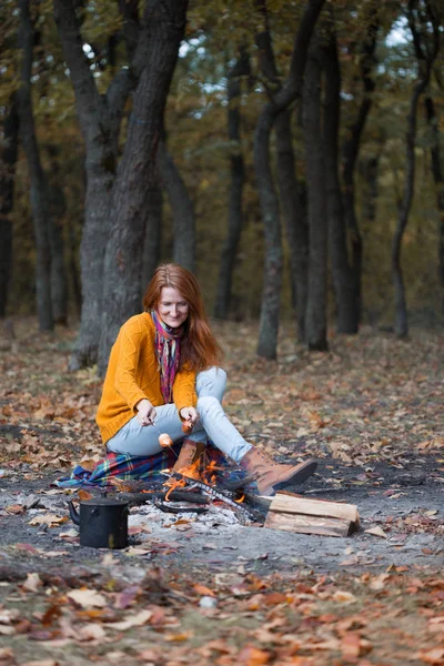 Mädchen beim Picknick — Stockfoto