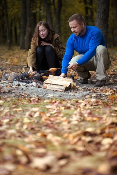 ピクニックの人の娘とお父さん — ストック写真