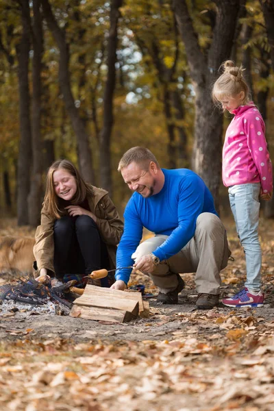 Papá con hijas en el picnic —  Fotos de Stock