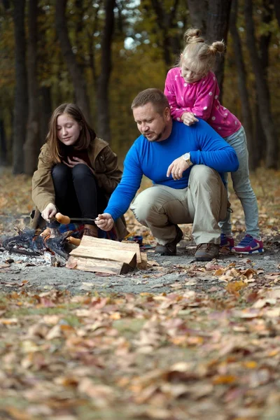 Papà con figlie su picnic — Foto Stock