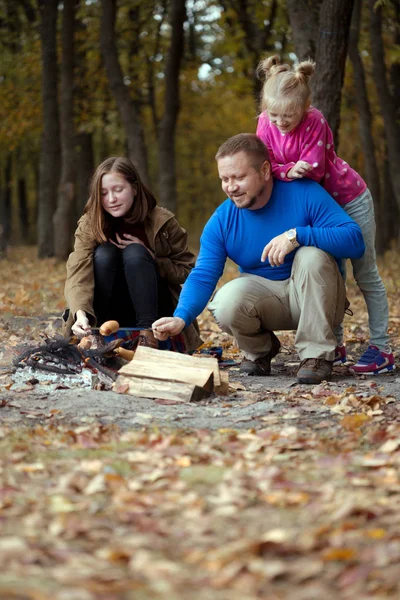 Papá con hijas en el picnic — Foto de Stock