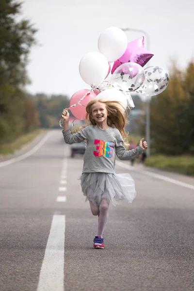 Dziewczyna z balonem — Zdjęcie stockowe
