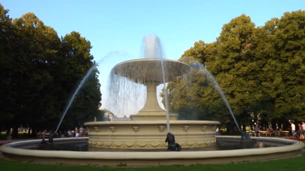 Fontaine au jardin saxon de Varsovie — Video