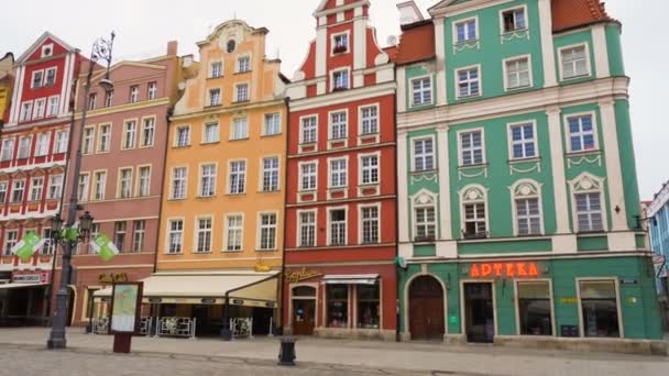 Utsikt över stora torget Rynek av polska staden Wroslaw juli 17 2017 — Stockvideo