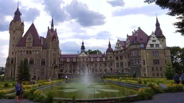 Pohled na krásné Moszna Zamek hrad v Polsku — Stock video