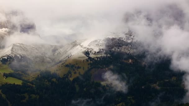 Nuages montagnes couvertes — Video