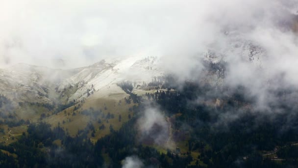 Wolken bedecken Berge — Stockvideo