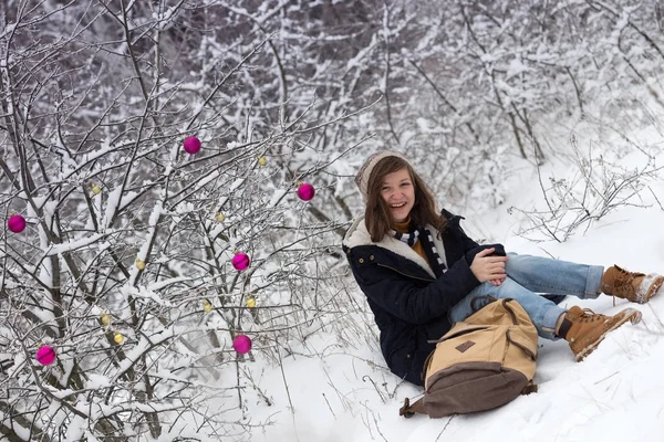 Heureux adolescent fille sur un hiver promenade — Photo