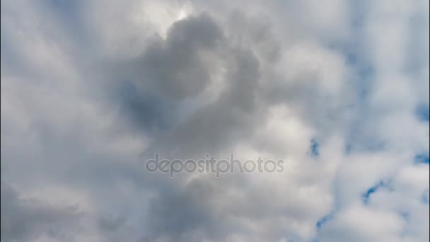 Witte wolken op een blauwe hemel timelapse — Stockvideo