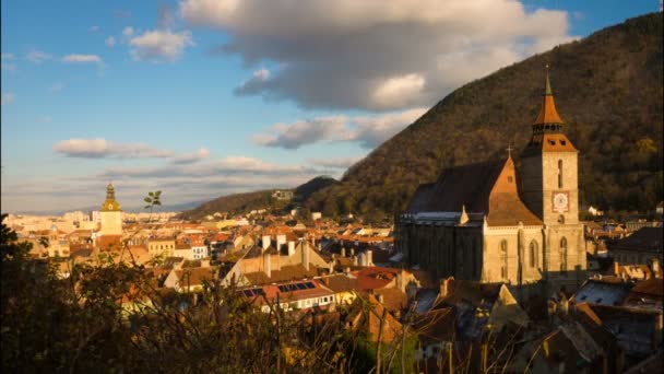 Widok na średniowieczne miasto rumuńskim Brasov z punktu widzenia — Wideo stockowe