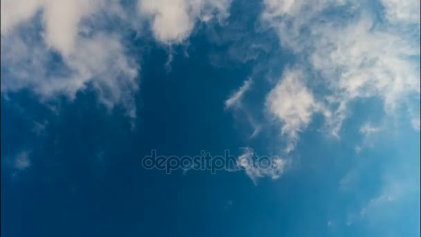 Weiße Wolken am blauen Himmel im Zeitraffer — Stockvideo