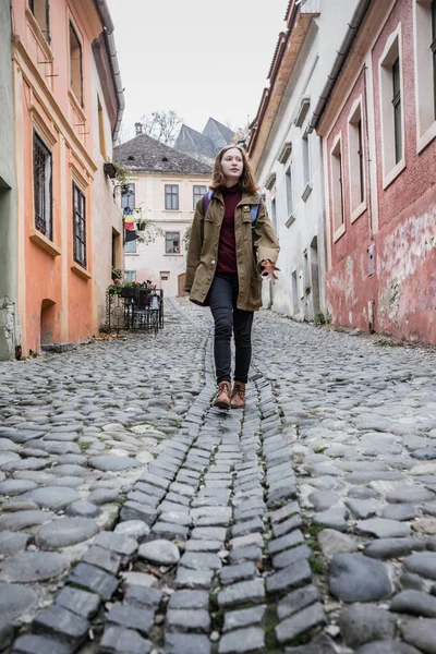 Menina hipster andando na bela rua — Fotografia de Stock