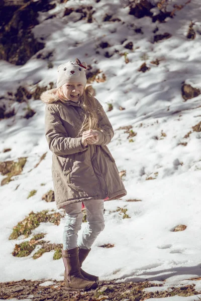 Smiling girl outdoors — Stock Photo, Image