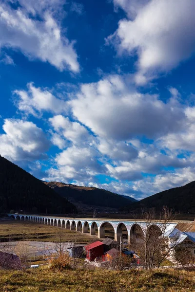 Puente de arco en los Cárpatos rumanos — Foto de Stock