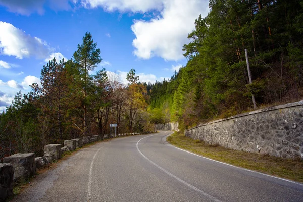 Estrada de montanha nos Cárpatos romenos — Fotografia de Stock