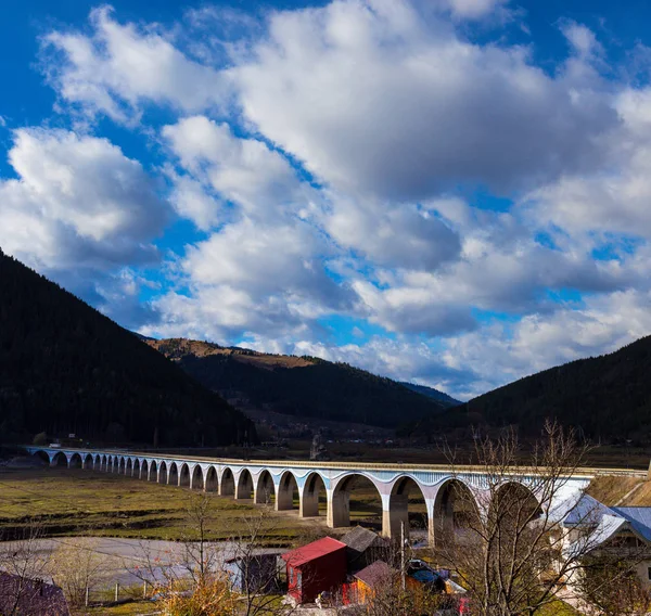 Puente de arco en los Cárpatos rumanos — Foto de Stock