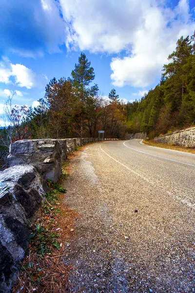 Estrada de montanha nos Cárpatos romenos — Fotografia de Stock