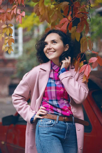 Retrato de uma menina sorridente feliz — Fotografia de Stock