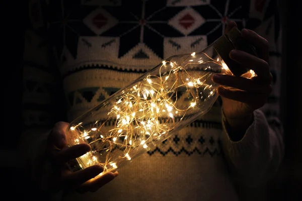 Christmas garland i händerna — Stockfoto